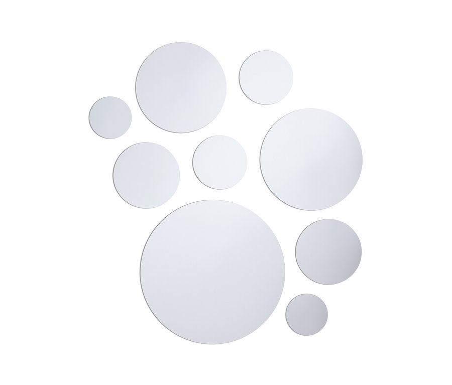 Dairesel bir düzende farklı boyutlarda dokuz adet kendinden yapışkanlı ayna çıkartması.