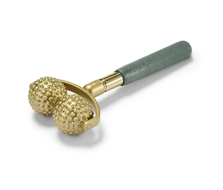 Zeytin yeşili saplı altın rengi teleskopik kirpi masaj aleti beyaz bir arka plan üzerinde duruyor.