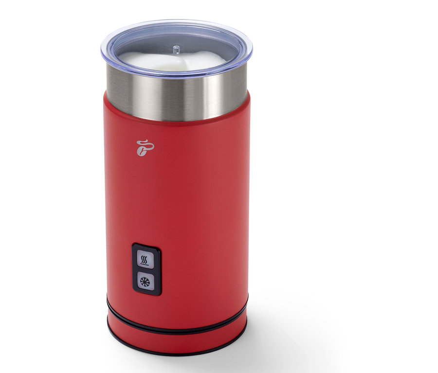 Kırmızı bir elektrikli süt köpürtücü.