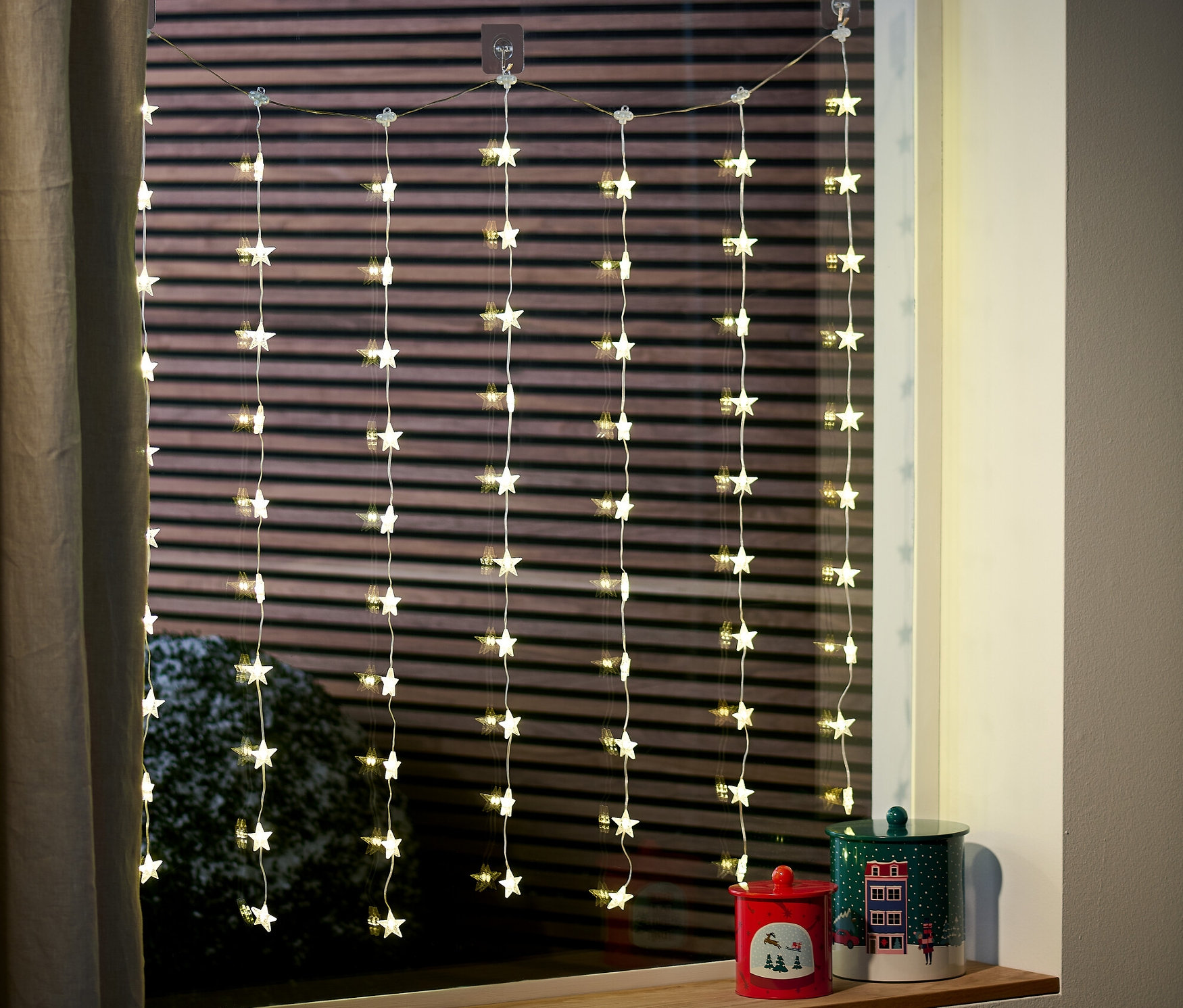 Pencerede asılı duran LED Yıldızlı Perde.