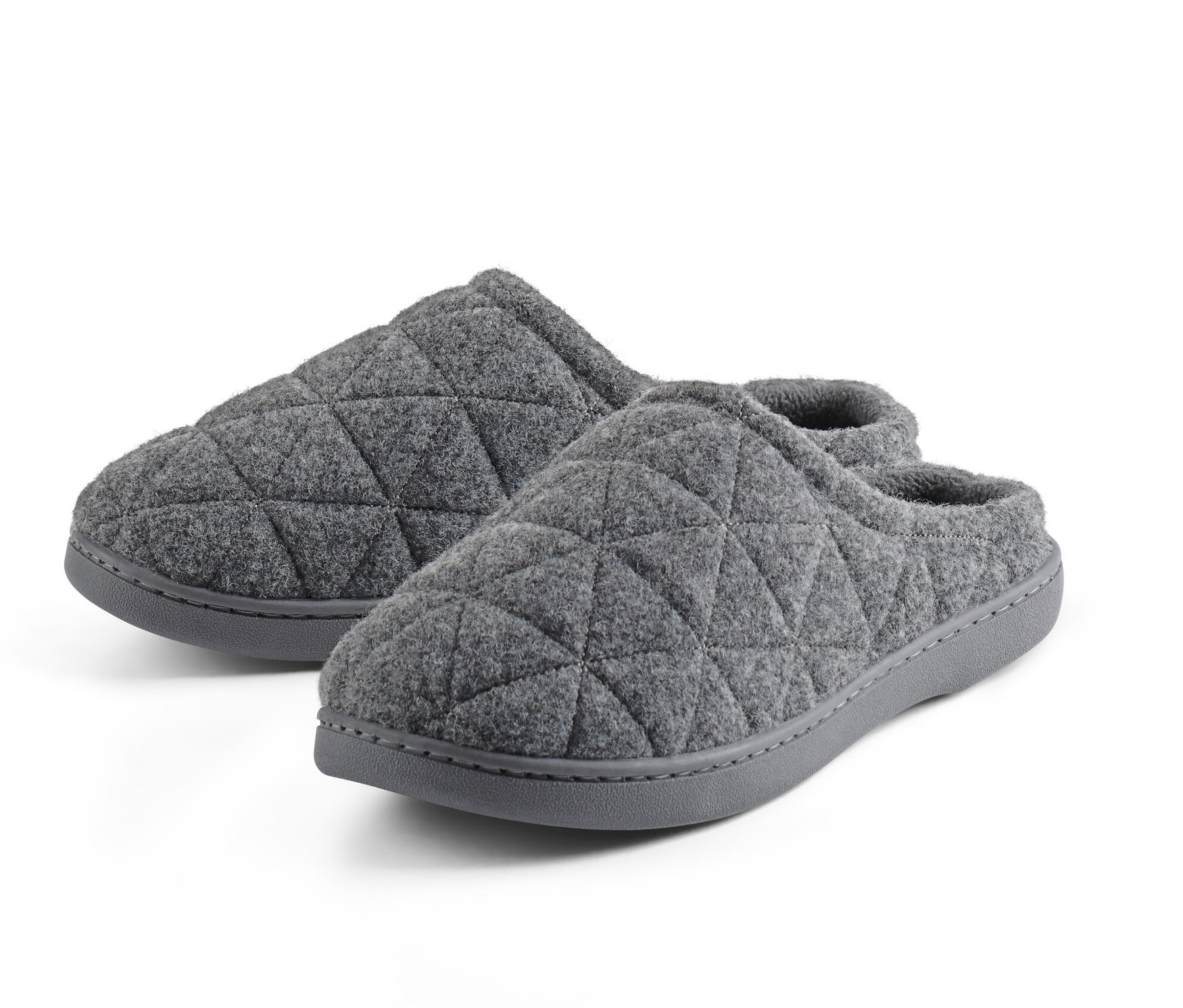 Beyaz bir arka planda duran iki adet gri, kapitone ev terliği.