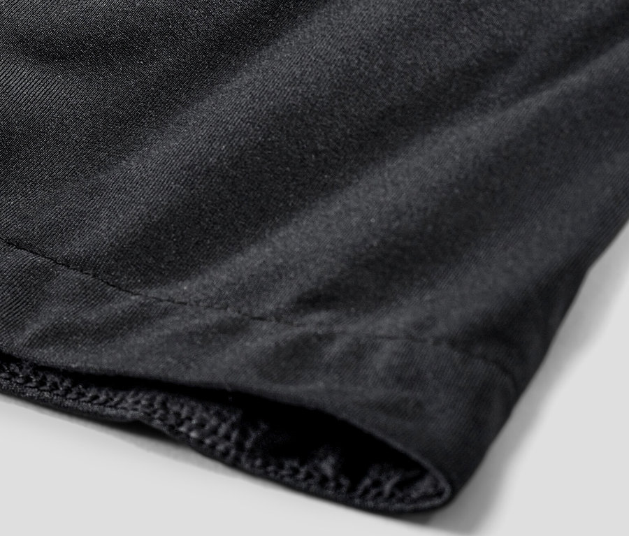 Fermuarlı cepli siyah bir koşu yeleği detayı.