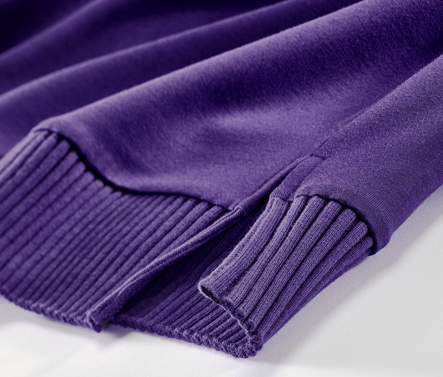Mor renkli, yarım balıkçı yaka sweatshirt detayı