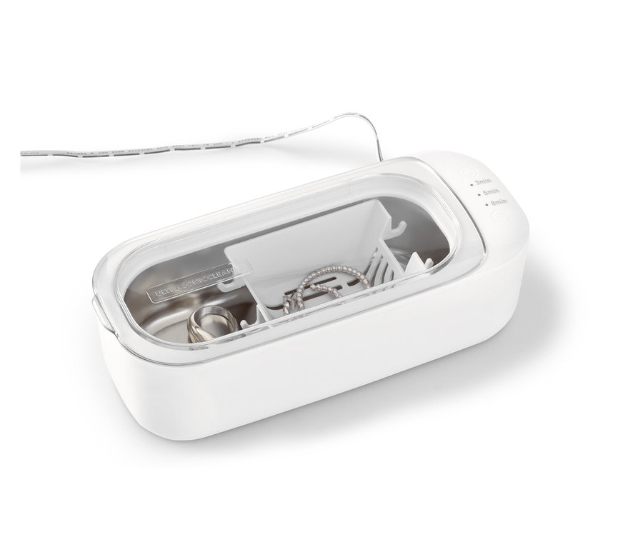 Mücevherler ultrasonik temizleyicide duruyor.