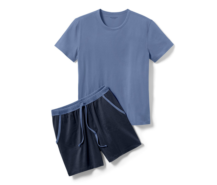 Beyaz bir arka plan üzerinde modal içeren mavi, şortlu bir pijama bulunur.