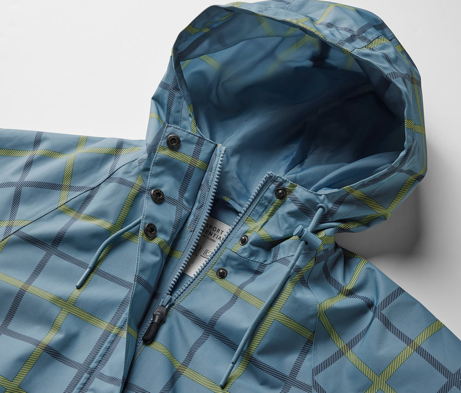 Kapüşonlu, kareli, mavi yağmurluk.