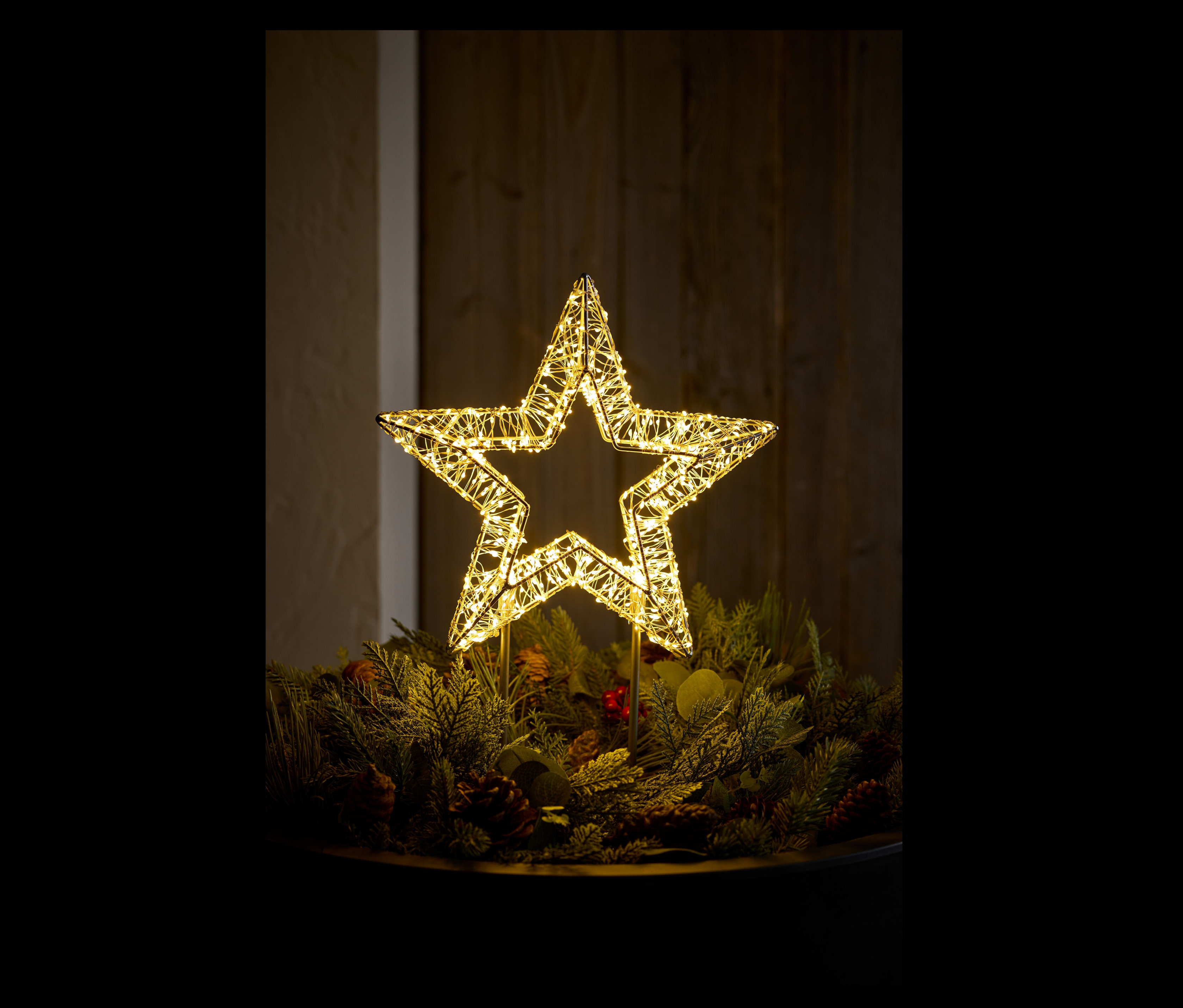 Noel çelengi üzerinde aydınlatılmış bir yıldız.