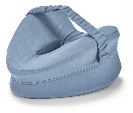 Açık mavi renkte, taşıma sapı olan, yana yatmaya uygun, ergonomik diz yastığı.
