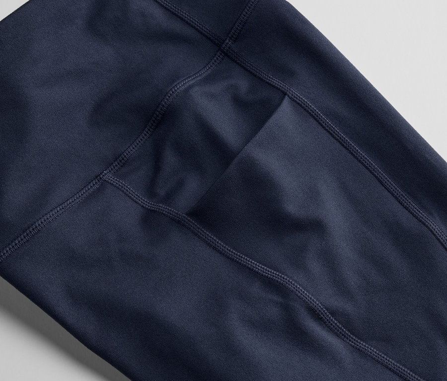 Cepli, lacivert renkli 3/4 spor taytın yakın çekim görüntüsü.