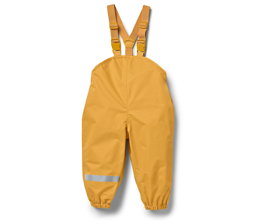 Bacak kısmında reflektörlü şeridi olan sarı renkli askılı yağmur pantolonu.