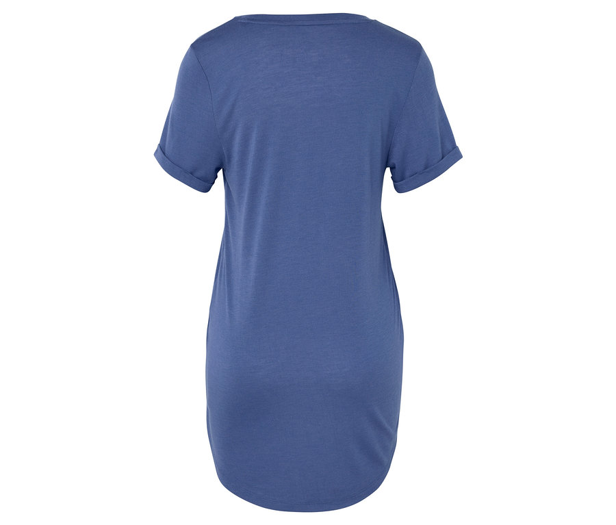 Kısa, kıvrılmış kollu mavi tişört.