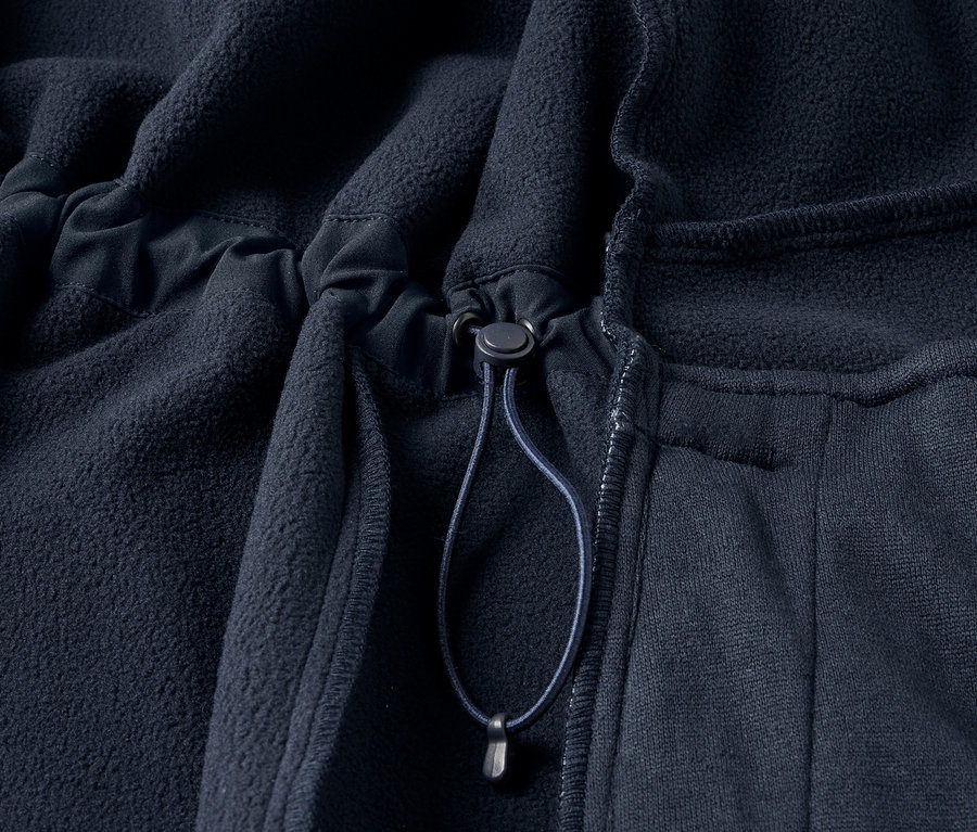 Lacivert softshell montun detayı.