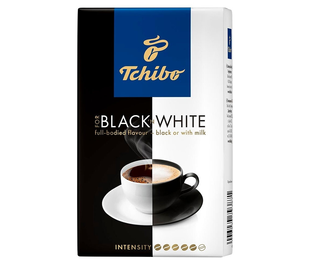 Bir fincan kahve çizimi olan bir paket Tchibo For Black 'N White kahvesi.