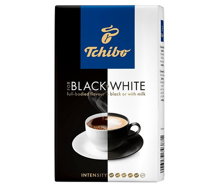 Bir fincan kahve çizimi olan bir paket Tchibo For Black 'N White kahvesi.