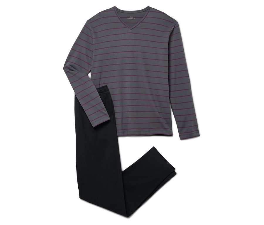 Gri, çizgili, uzun kollu pijama ve siyah pantolon beyaz bir zeminde duruyor.