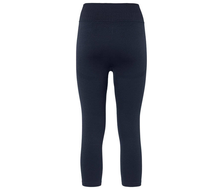 Arkadan fotoğraflanan koyu lacivert, diz boyu tayt.