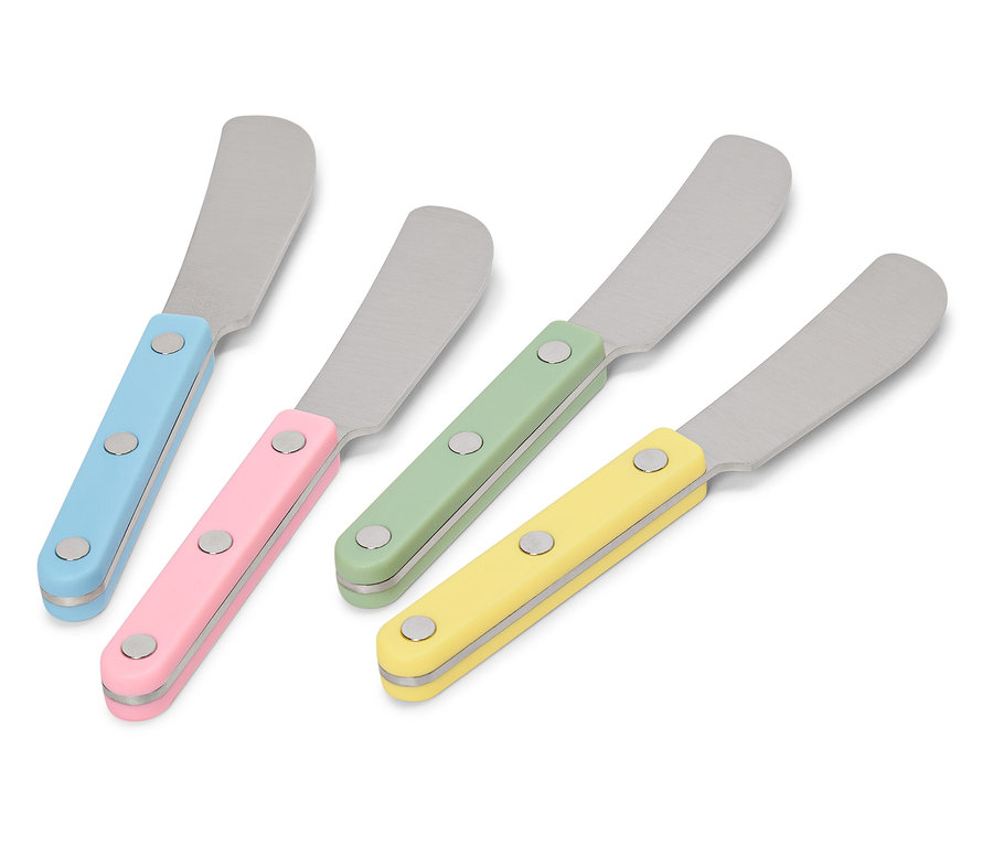 Renkli saplı (mavi, pembe, yeşil ve sarı) dört tereyağı bıçağı.