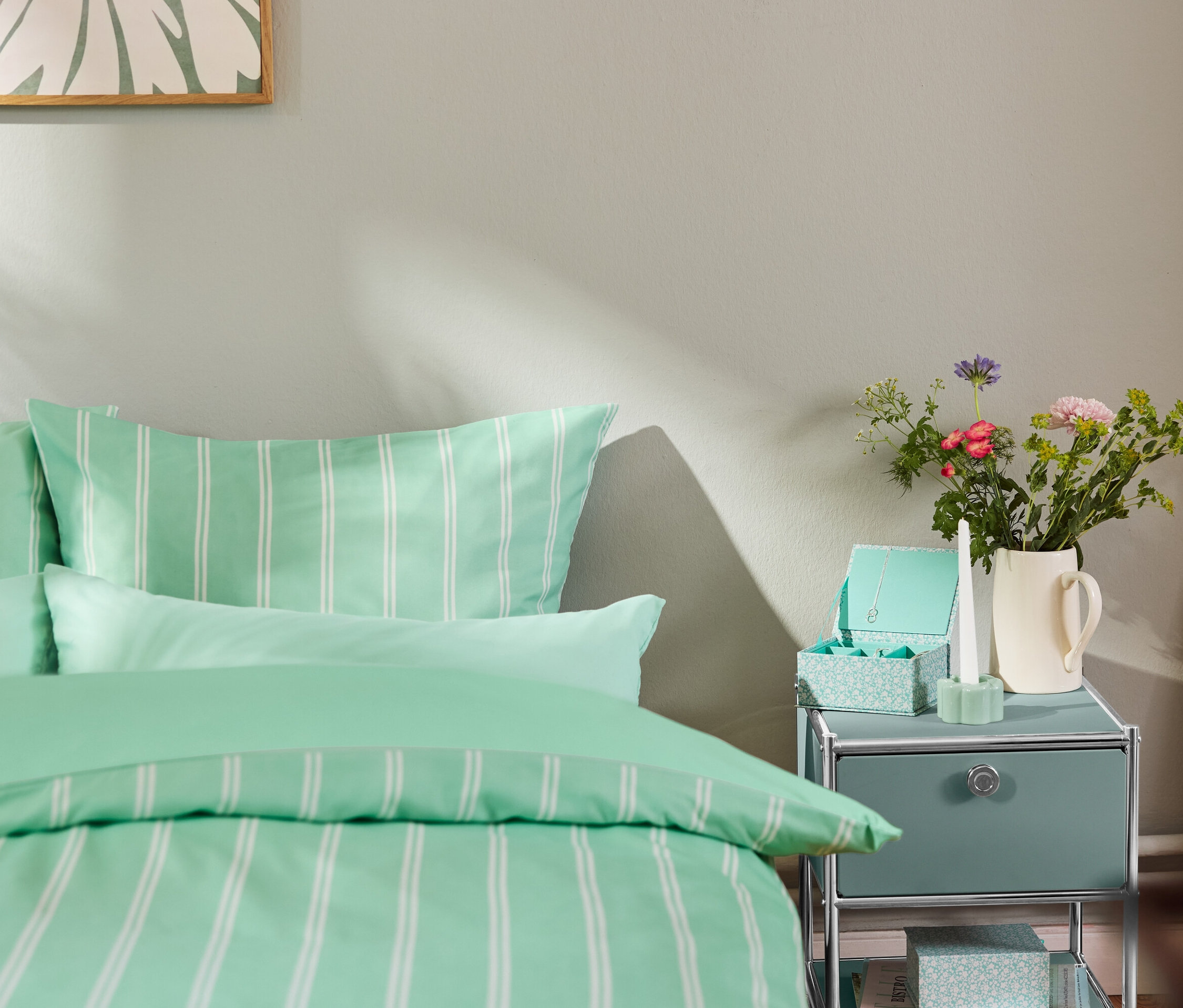 Yatak örtüsü ve yatağın yanında 1 çekmeceli adaçayı rengi metal sehpa »CN3«.