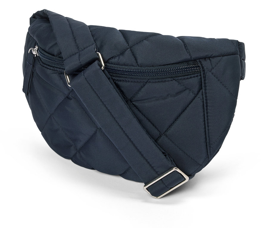 Beyaz bir arka plan üzerinde gümüş fermuarları ve ayarlanabilir kayışı olan lacivert, kapitone bir bel çantasının yakın çekimi.