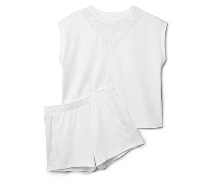 Beyaz, nakışlı bir üst ve şorttan oluşan pijama takımı.