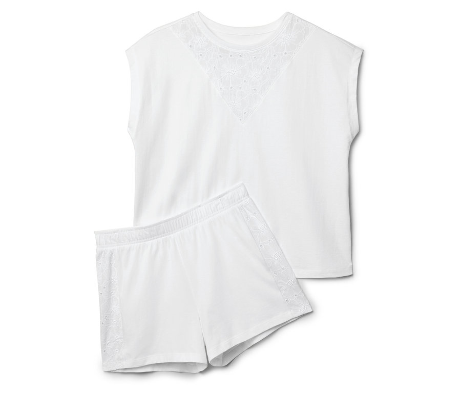 Beyaz, nakışlı bir üst ve şorttan oluşan pijama takımı.