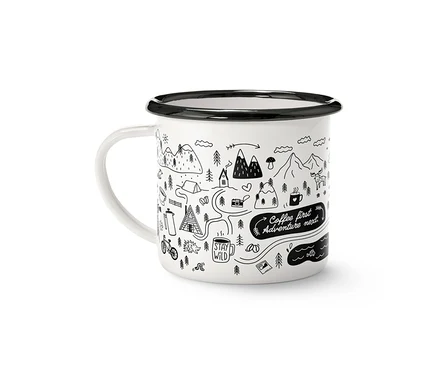 Emaye Kahve Kupası Adventure, 380 ml, siyah kenarlı ve kulplu beyaz bir kupa, dağlar, ağaçlar, çadırlar, bisiklet ve "Coffee first Adventure next" ile "Stay wild" yazıları içeren siyah çizimlerle süslenmiş.