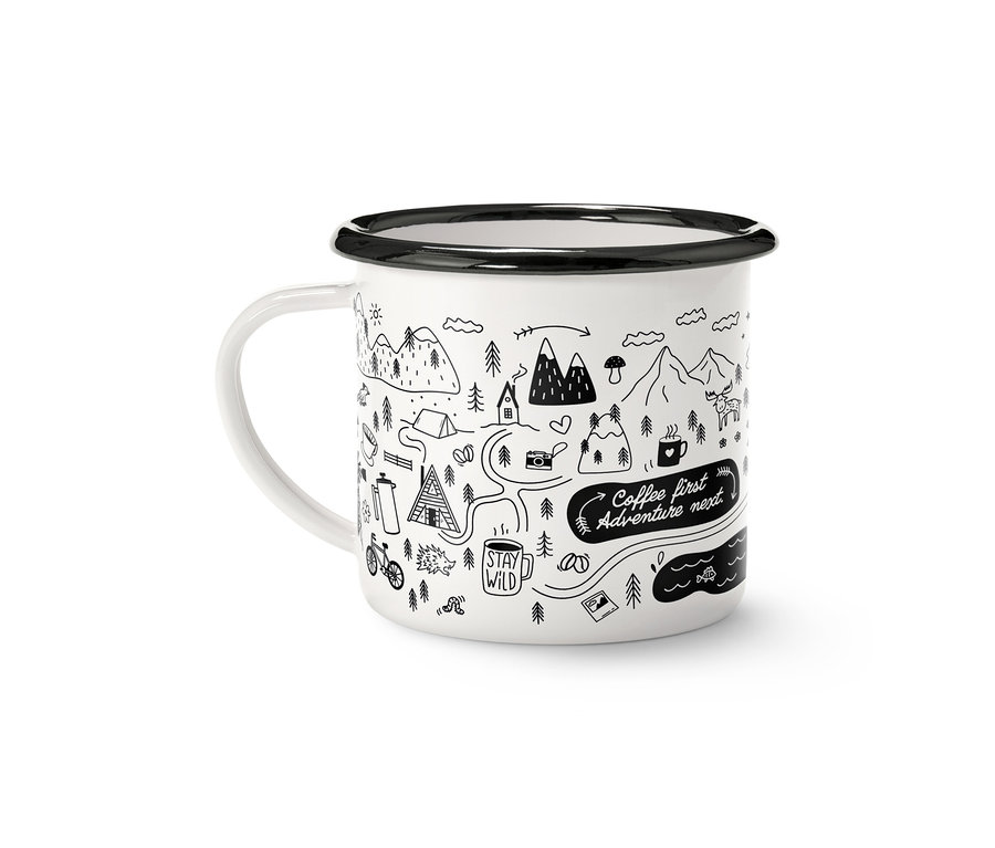 Emaye Kahve Kupası Adventure, 380 ml, siyah kenarlı ve kulplu beyaz bir kupa, dağlar, ağaçlar, çadırlar, bisiklet ve "Coffee first Adventure next" ile "Stay wild" yazıları içeren siyah çizimlerle süslenmiş.