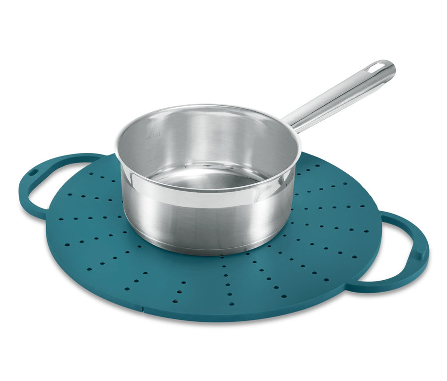 Paslanmaz çelik tencere, mavi Çok Amaçlı Kapak üzerinde duruyor.