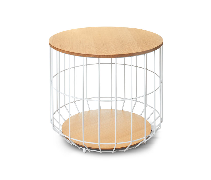 Çıkarılabilir tablalı sehpa. Sehpa, beyaz tel çerçeveye ve yuvarlak ahşap bir yüzeye sahiptir.