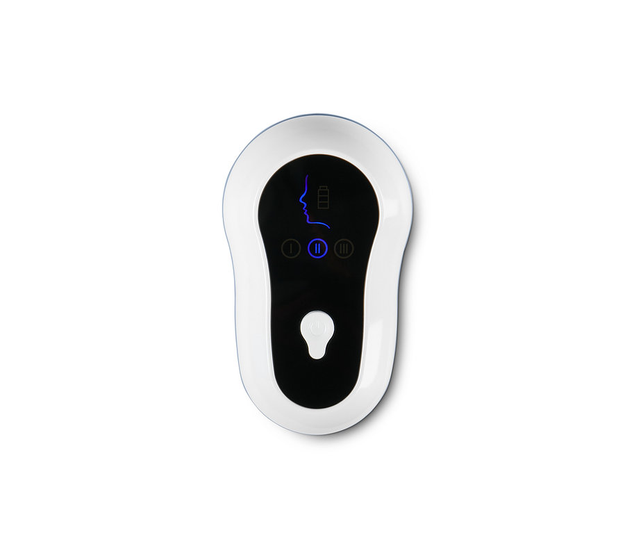 Yüz ve pil seviyesini gösteren siyah ekranı olan beyaz bir gözenek temizleyicinin yakın çekimi.