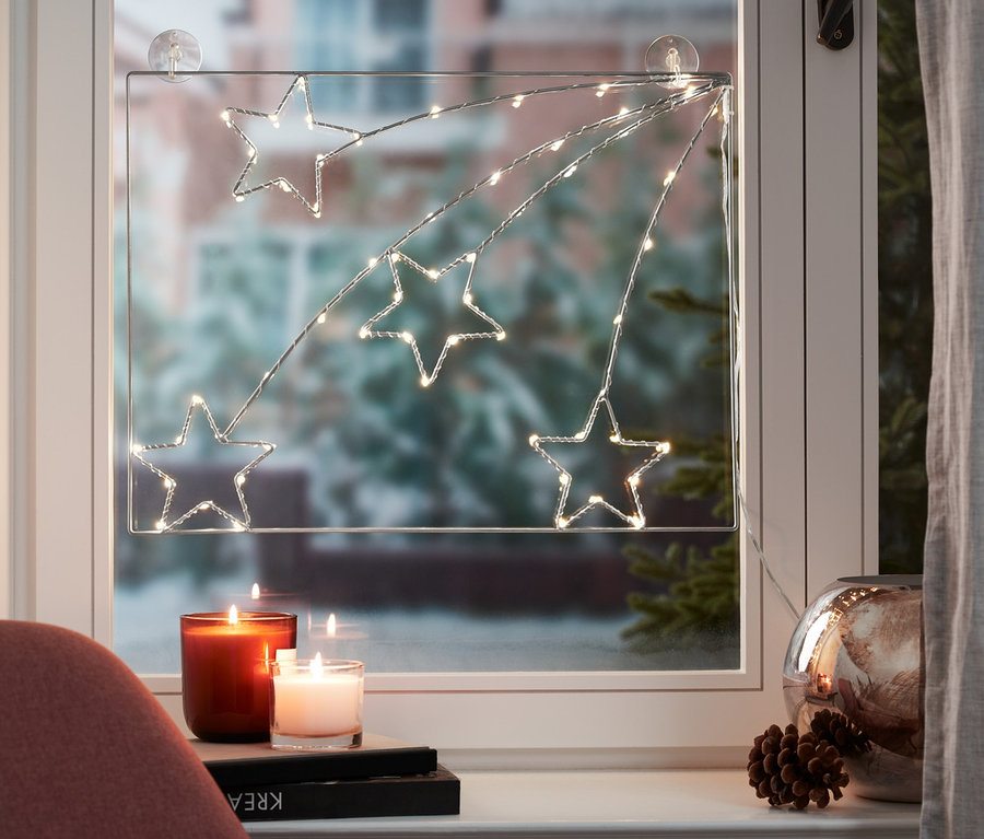 Dört yıldızlı LED Pencere Resmi pencerede asılı duruyor