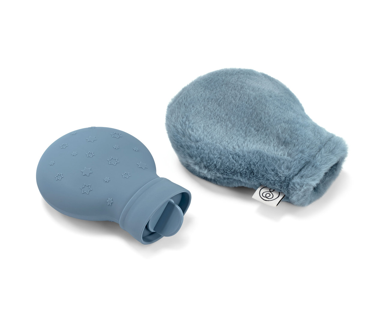 Yıldızları olan mavi bir mini sıcak su torbası ve peluş kılıflı mavi bir mini sıcak su torbası beyaz bir arka planda duruyor.