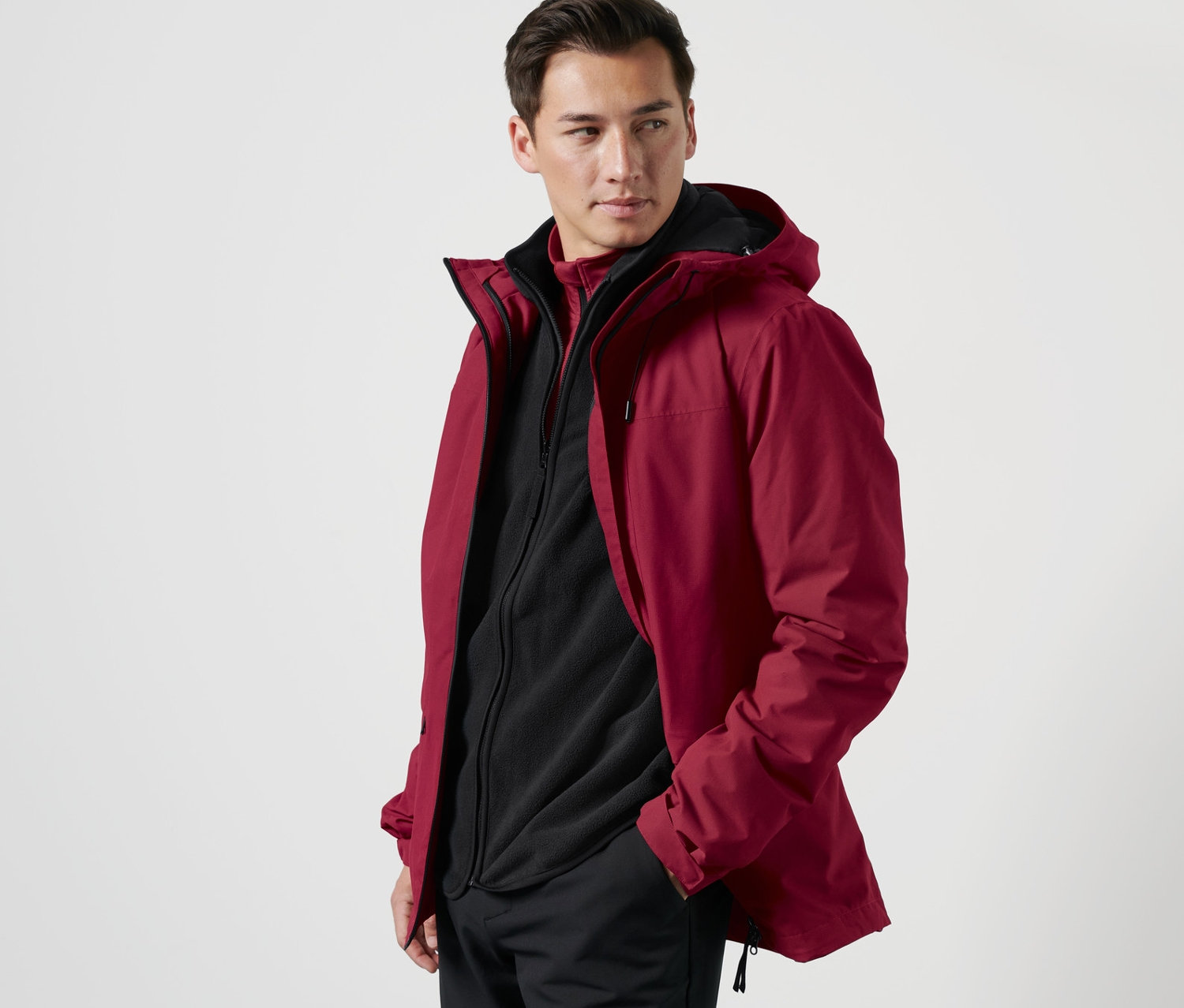 Adam yelekli outdoor ceketiyle poz veriyor.