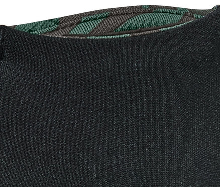 Çift taraflı spor taytın yakın çekim detayı.