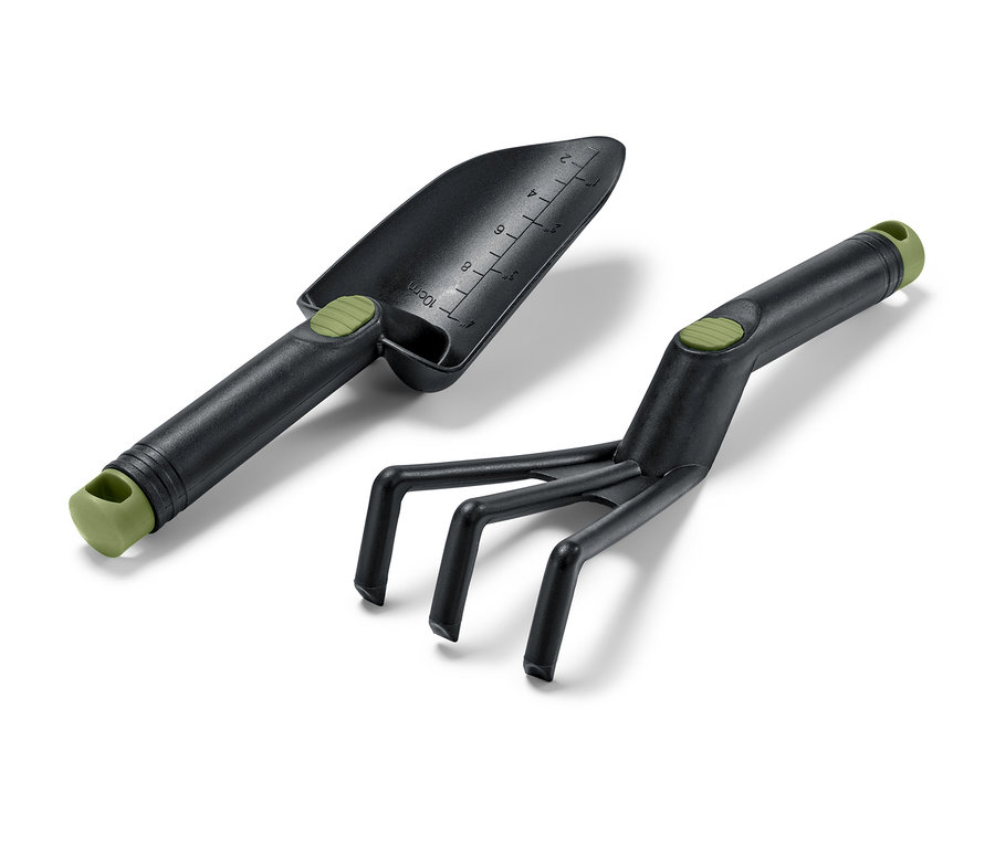 Bahçe aleti setinden siyah kürek ve tırmık.