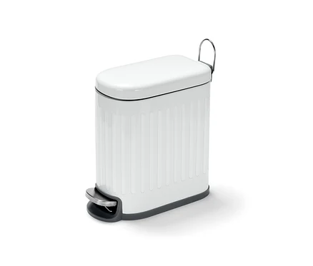 Kapaklı ve pedallı beyaz banyo çöp kovası.