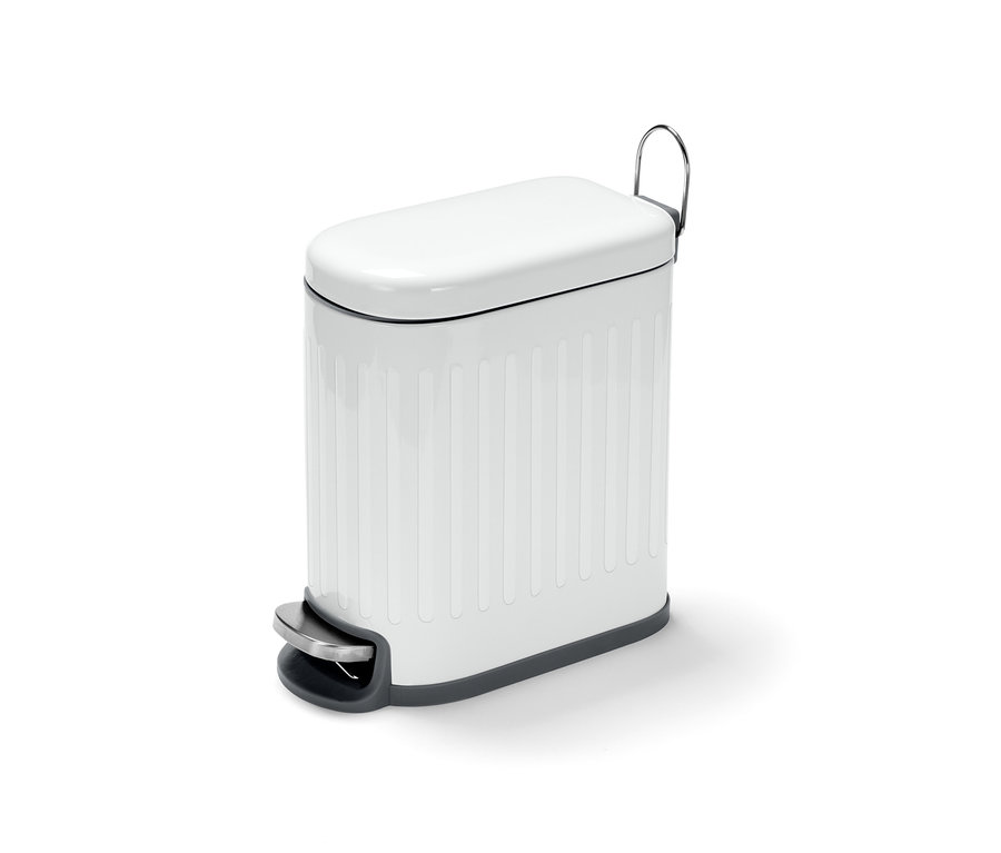 Kapaklı ve pedallı beyaz banyo çöp kovası.