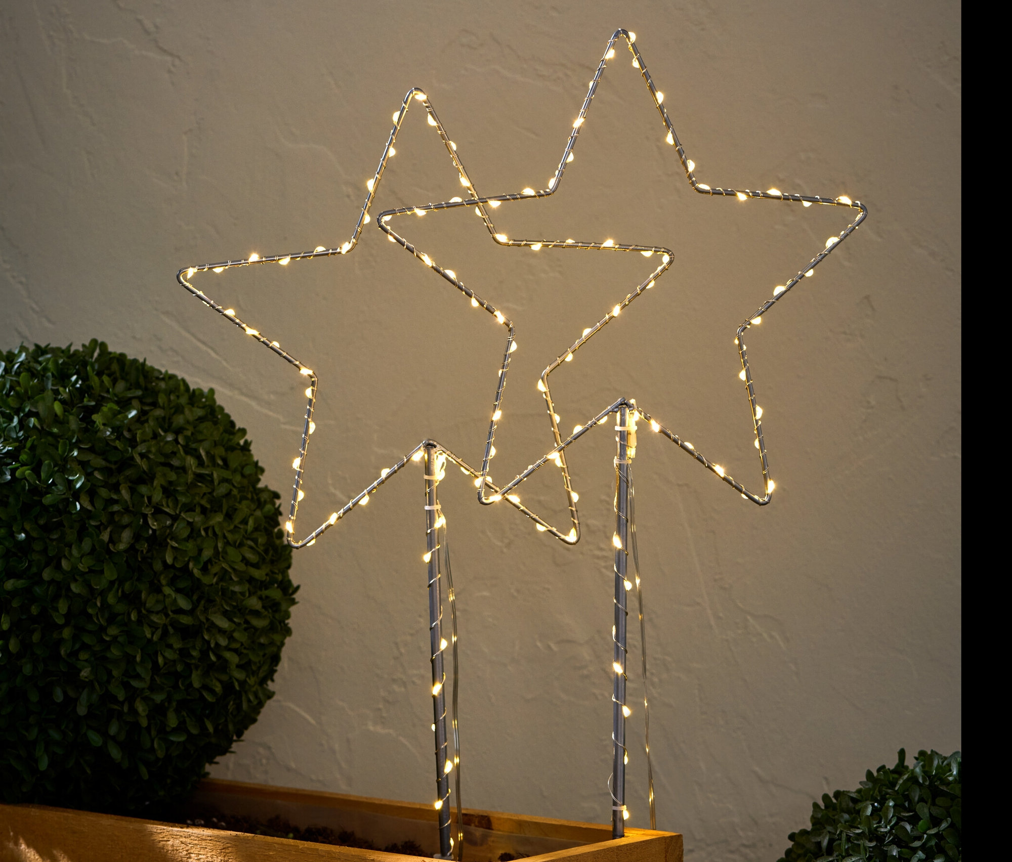 Ahşap bir saksıda iki adet büyük LED'li Kazık »Yıldız«.