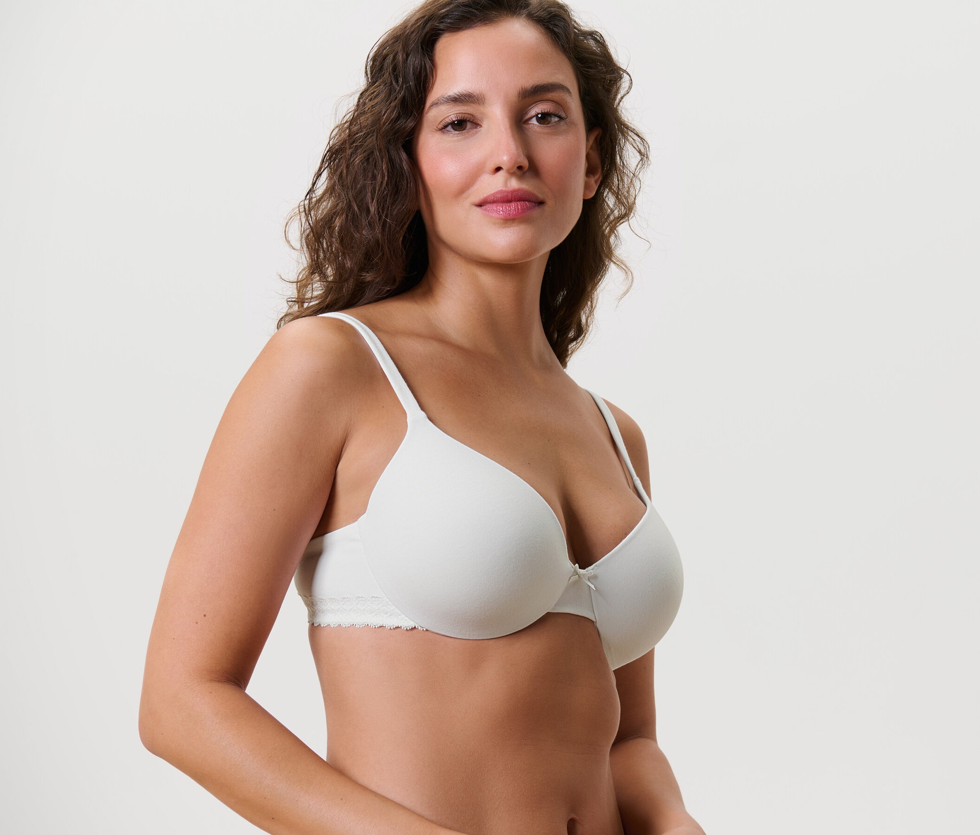 Kadın beyaz tişört sütyen giyiyor.