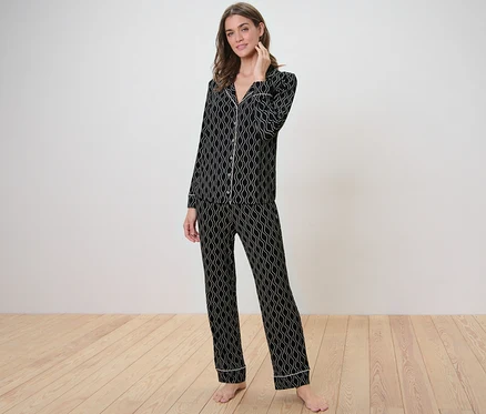 Kadın, Tamamı Baskılı pijama takımıyla poz veriyor.