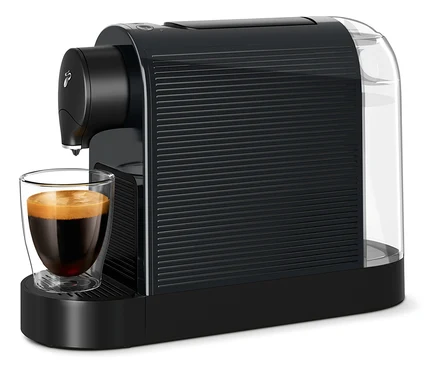 Kahve, siyah bir Cafissimo pure+ kahve makinesinden bir bardağa akıyor.