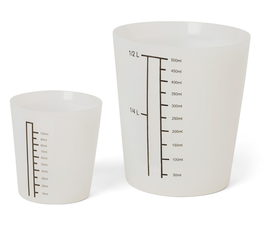 Siyah işaretli, farklı boyutlarda iki beyaz ölçü kabı.