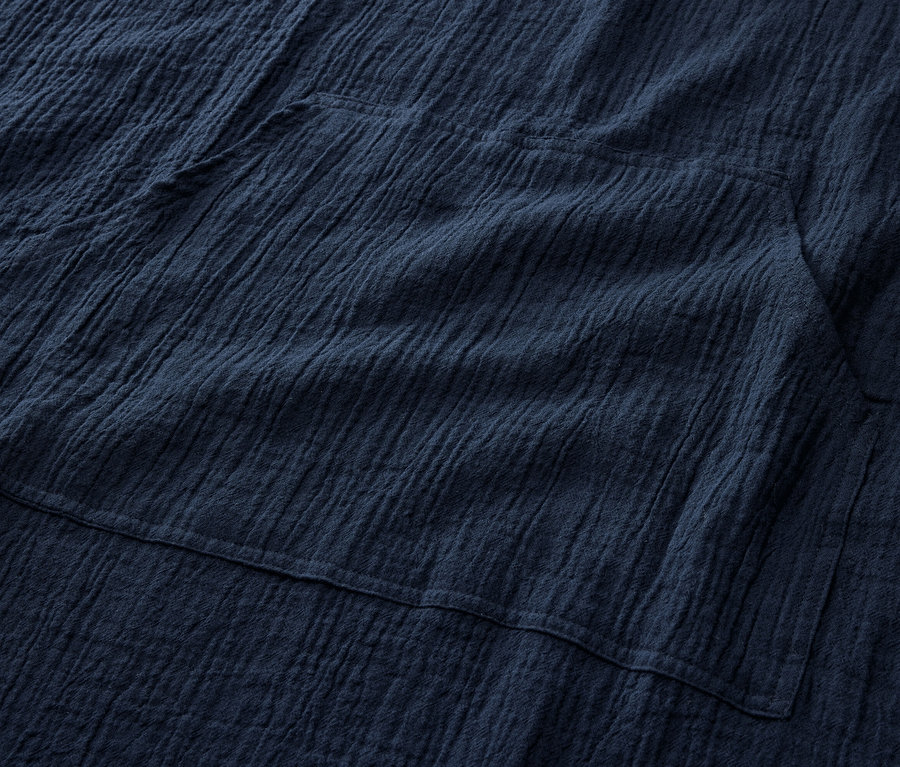 Cepli, lacivert renkli müslin giysi değiştirme pançosunun yakın çekimi.