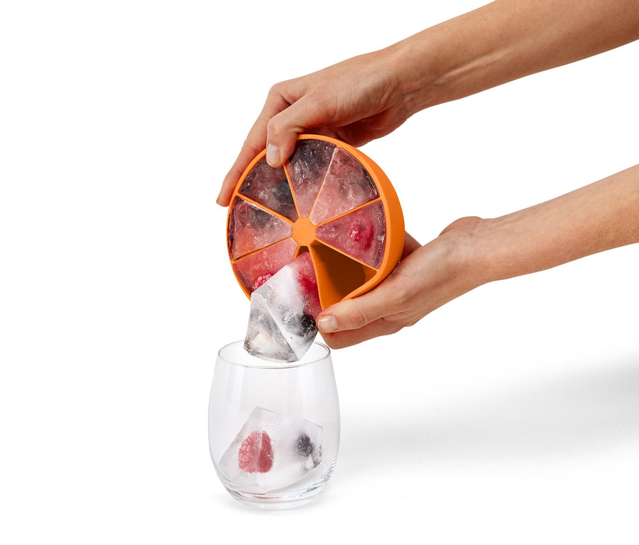 Kadın XL Buz Kalıbı'ndan bir bardağa buz küpleri döküyor.