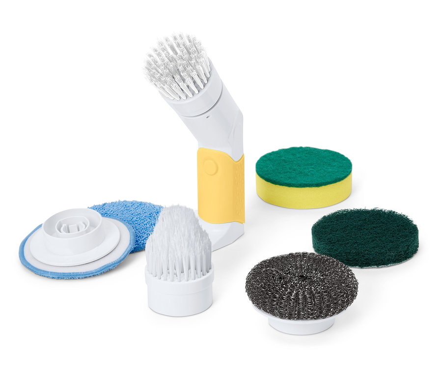 Beyaz-sarı saplı Elektrikli profesyonel temizleme fırçası ve çeşitli başlıkları: iki fırça, mavi mikrofiber ped, sarı-yeşil sünger, yeşil ve metalik ovma pedi.