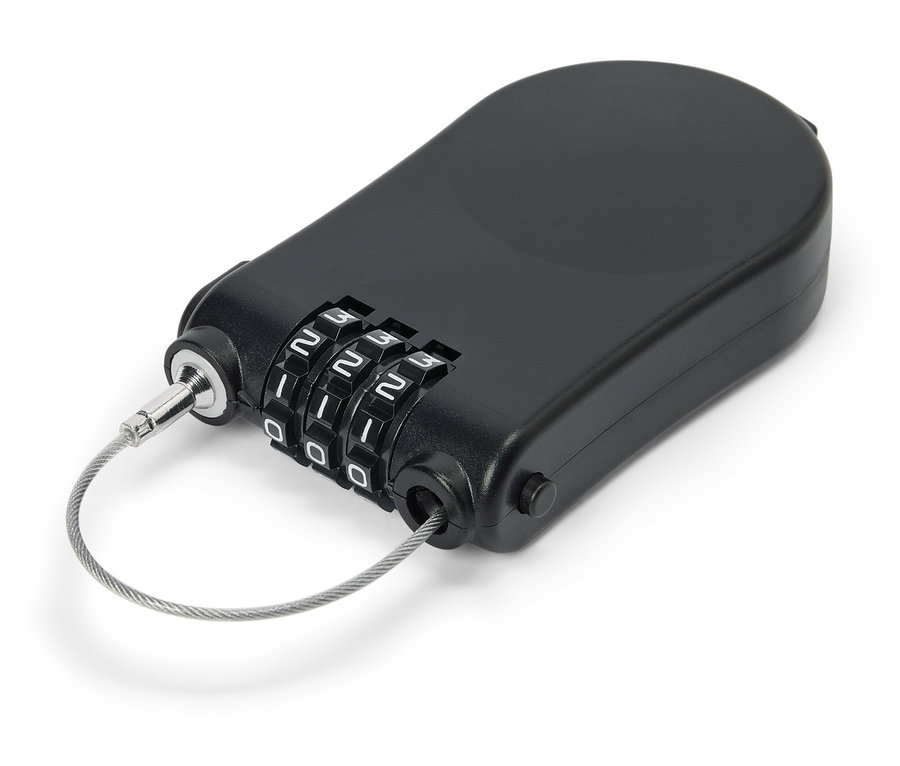 Beyaz arka planda kablolu siyah şifreli kilit.