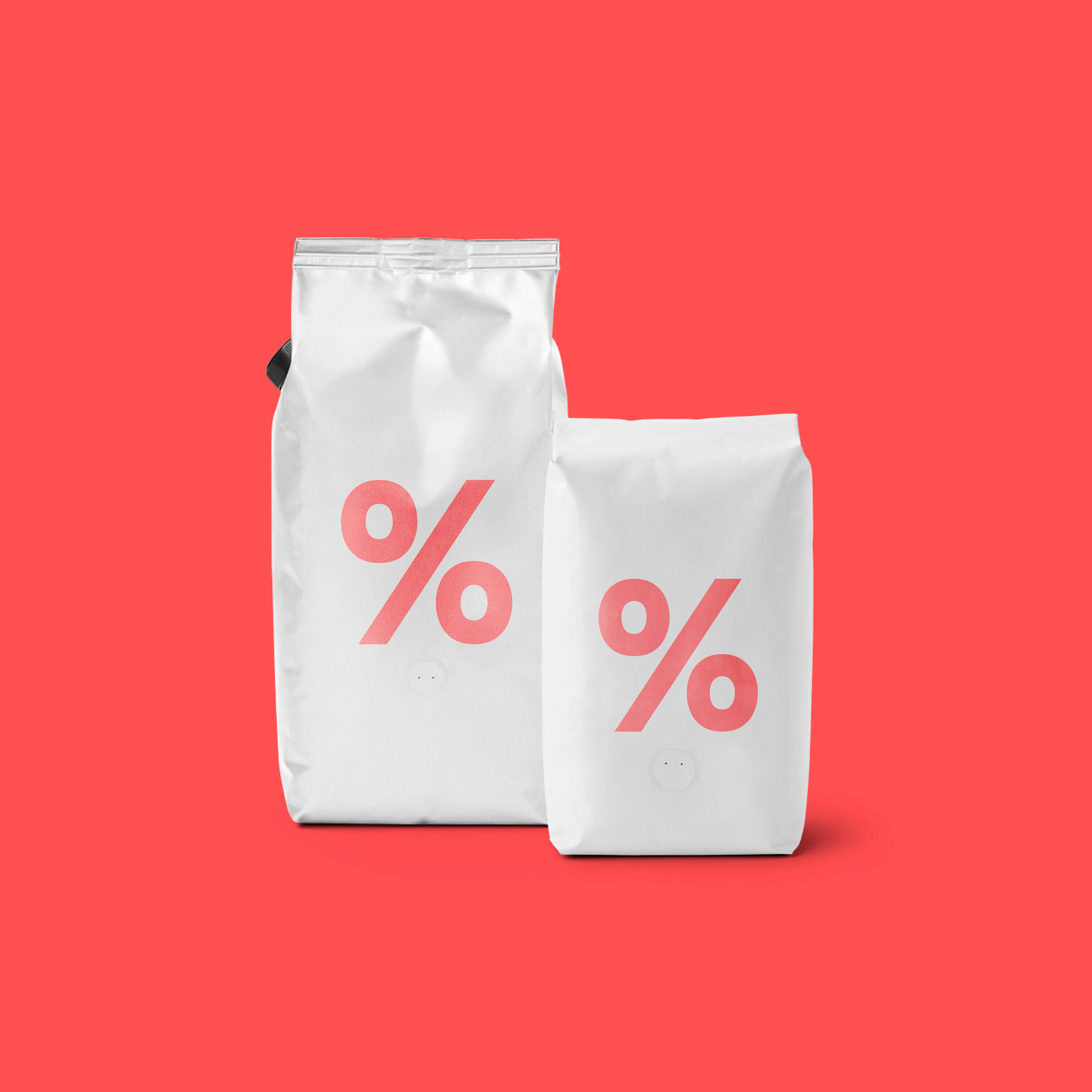 Mercan rengi bir arka plan üzerinde pembe yüzde sembolü olan iki beyaz paket.