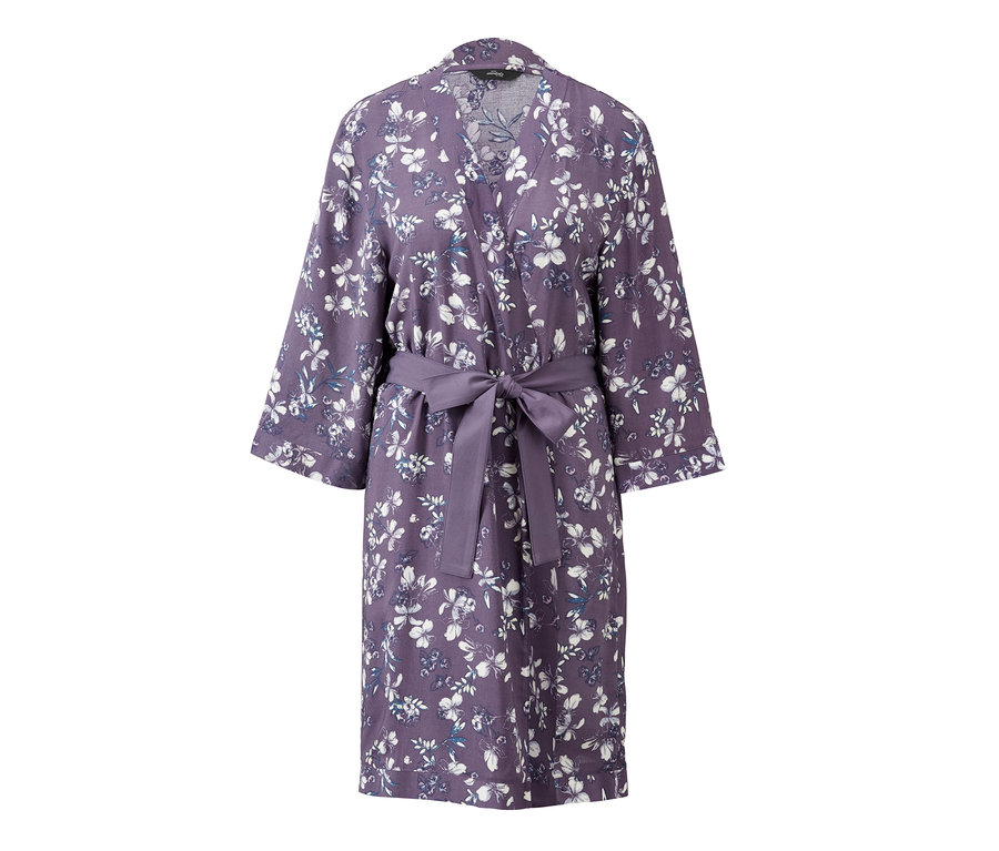 Çiçek desenli ve kuşaklı mor kimono sabahlık.