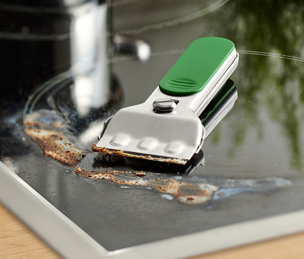 Kazıma aleti, bir tencerenin yanında seramik ocakta duruyor.