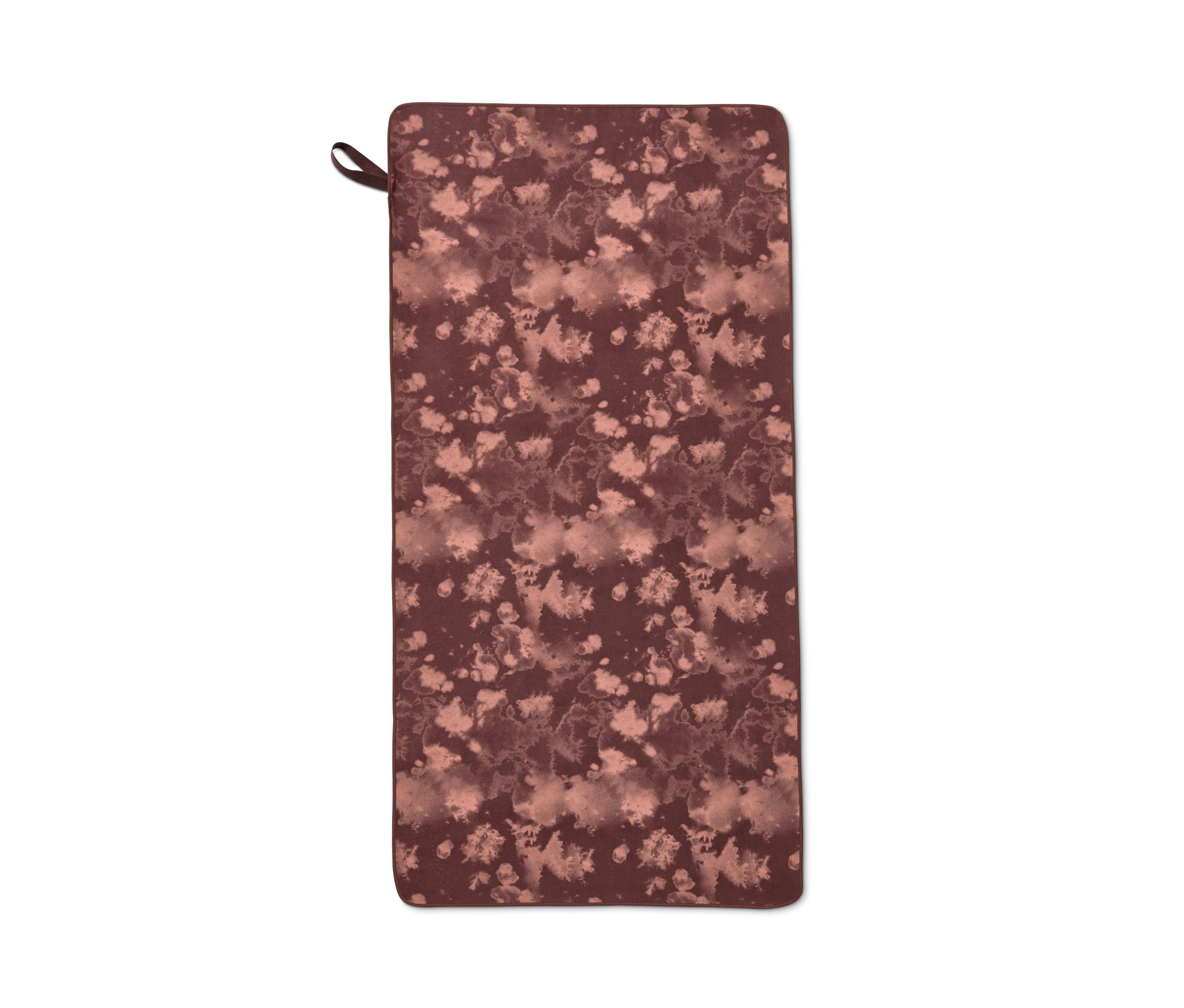 Bordo tonlarında soyut desene sahip bir outdoor havlu.